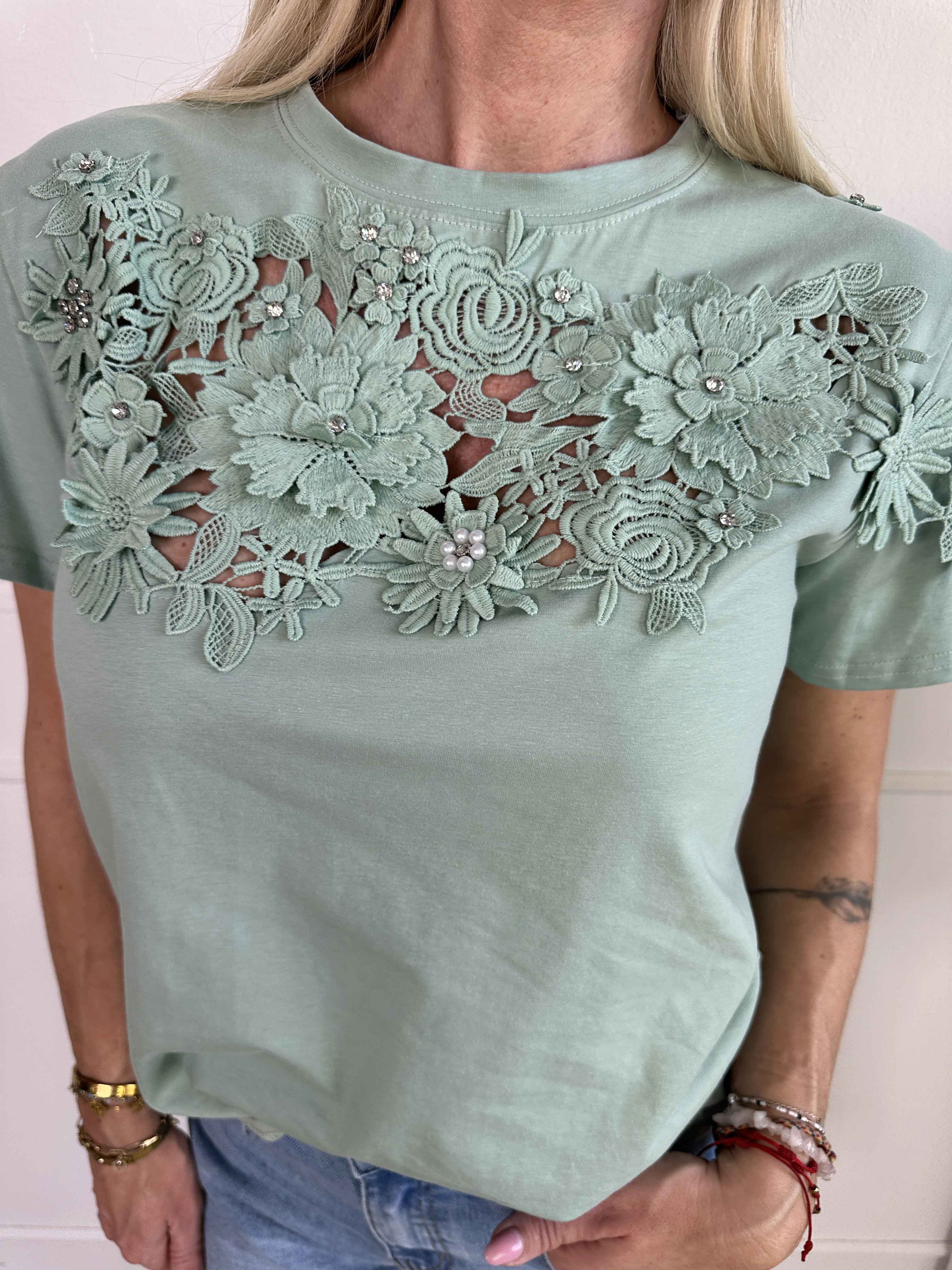 Selma - T-shirt i bomuld med broderet detaljer og similisten på brystet